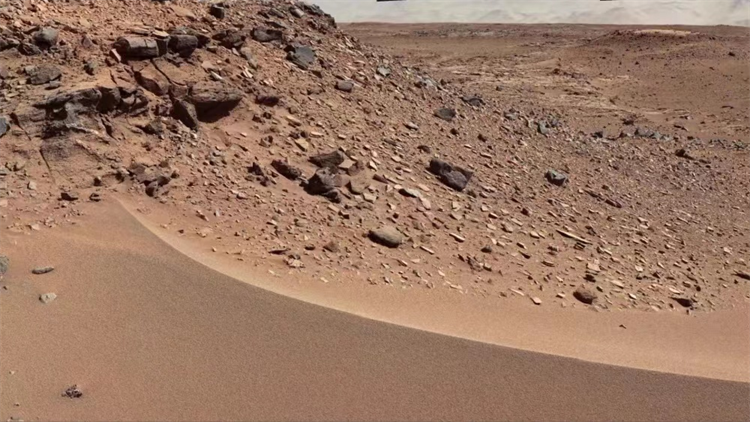 看过火星表面吗 “祝融号”照片怀疑大脑 火星物种
