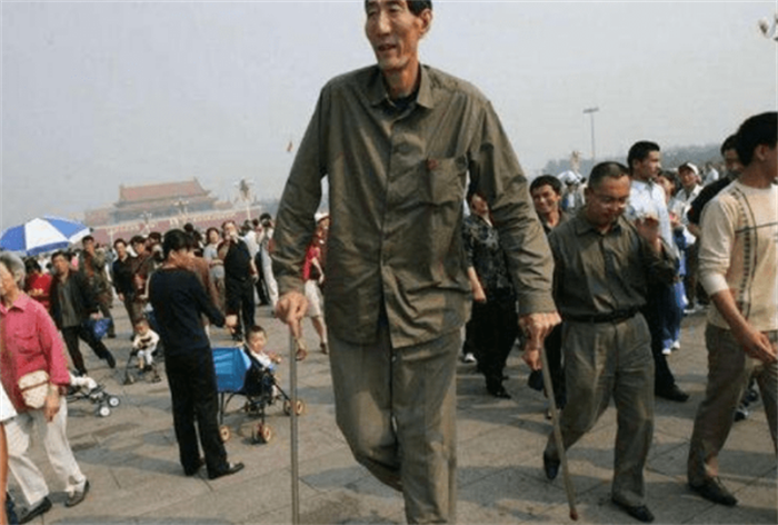 中国第一高人 鲍喜顺(身高达到2.36米)