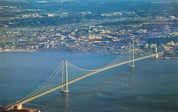 世界上最长的吊桥 可承受里氏8.5级地震明石海峡大桥