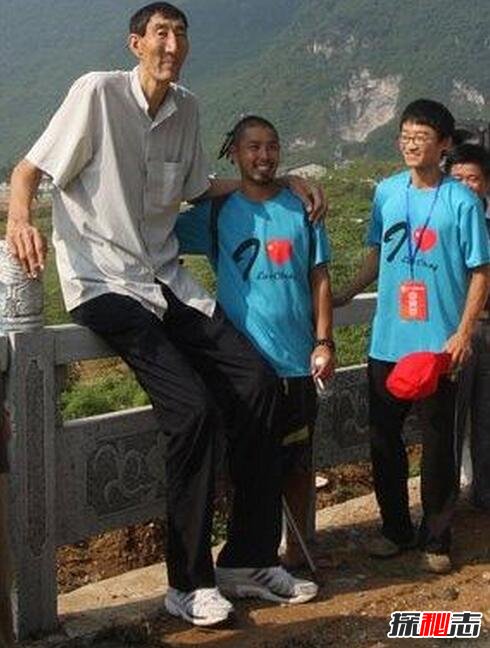 世界第一高人鲍喜顺,自然生长高达2.36米(已结婚生子)