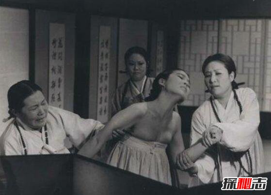 在中国古代,人们对于犯人有着各种残酷的刑罚,尤其是对于女性,酷