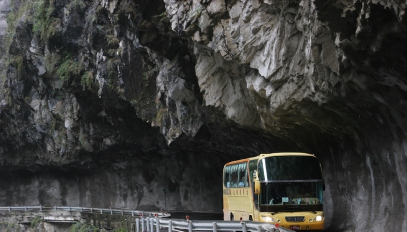 世界上最危险的三大公路 稍有疏忽就翻车（危险公路）