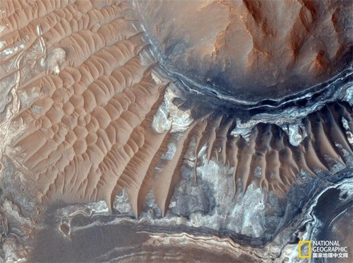 科学家根据“祝融号”返回的沙丘表面特征提出现代火星存在水