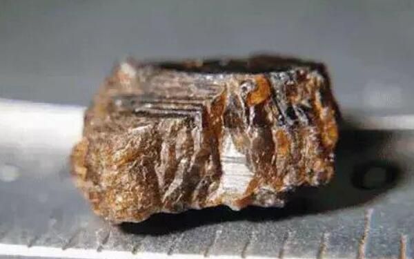 红硅硼铝钙石怎么辨认 红硅硼铝钙石有何作用(收藏)