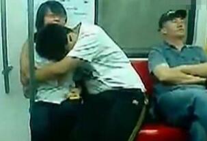 90后吃r门视频，北京地铁高中生舌吻吃r激情不断(图)