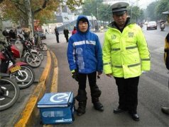 外卖小哥违反交通 跪在交警面前求放过（违反交通）