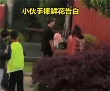 小伙子清明节送花 女生被气得脸都黑了（节日送花）