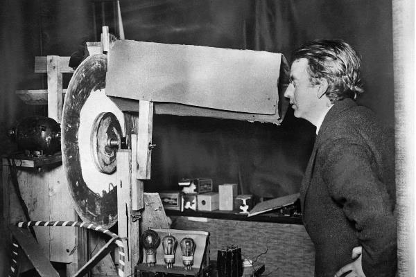 电视是在1925年诞生,贝尔德创造出初代电视机的时候,就是这个时间