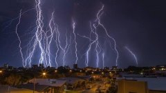 球形雷暴和闪电是如何形成的（自然现象）