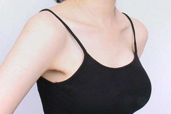世界上乳房下垂最严重的女人掉到腰部像泄气的皮球