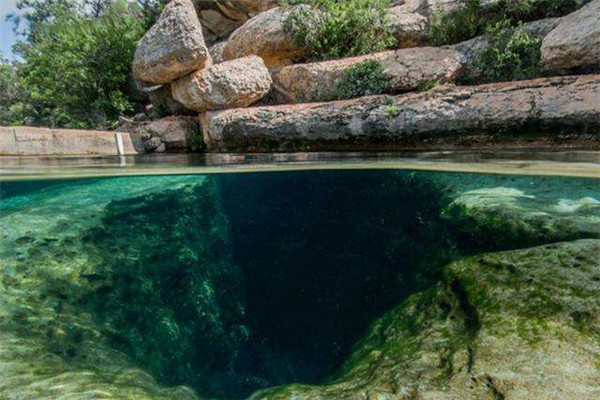 世界上最深的水潭有多深深度超过13米很是恐怖