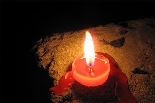 蜡烛是什么做的一般是石蜡制作的属于一种混合物