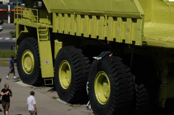世界上轮子最多的卡车平板车smpt有1152个轮子