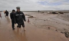 新疆的塔里木河等多条河流 出现超过警戒线以上的洪水 降雨量惊人