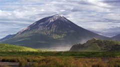 美卫星在上空发现马扎玛火山口显示出蓝色（火山奇景）