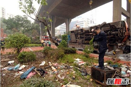 101重庆711公交灵异事件大巴从桥上坠落致29人死亡谣传
